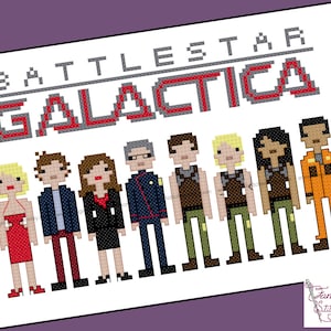 Puede incluir: Patrón de punto de cruz con los personajes de la serie de televisión Battlestar Galactica. Los personajes están en fila, de izquierda a derecha: Starbuck, Apollo, Kara Thrace, Lee Adama, Gaius Baltar, Sharon Valerii y el Número Ocho de los Cylons. El título "Battlestar Galactica" está por encima de los personajes.