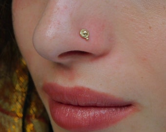 Gold floral Indian nose stud, dainty gold nose stud, dot nose stud, nose pin, boho nose stud, nose screw, nostril stud, nose stud ring