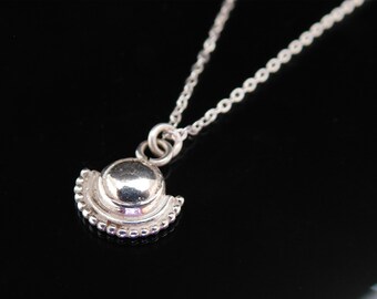Delicado collar con colgante de plata de ley con dije azteca