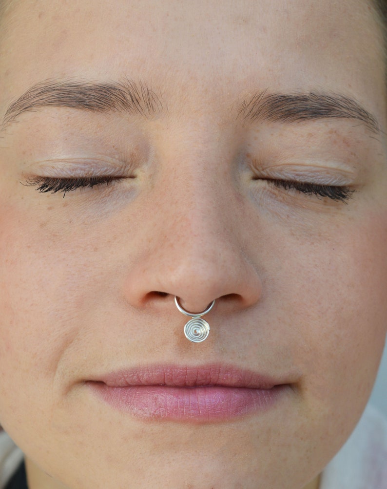 Peut On Prier Avec Un Piercing Au Nez Septum tribal piercing septum anneau de nez septum argenté | Etsy