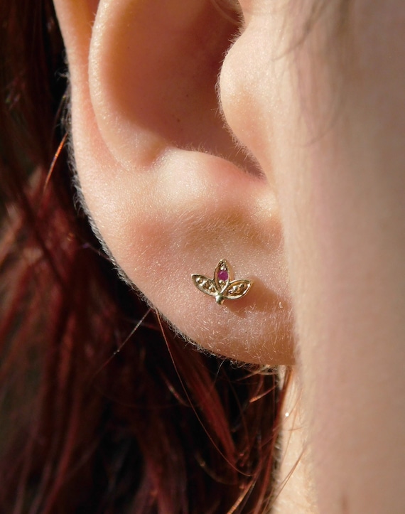 Gold Stud Earring Desings for Girls | Gold earrings studs, Gold studs,  Online earrings