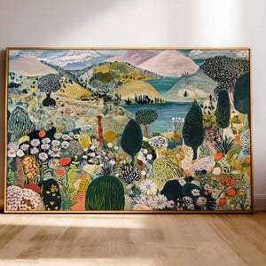 Puede incluir: Una pintura de paisaje rectangular enmarcada que presenta una escena vibrante de colinas onduladas, un lago azul central y una flora diversa. El primer plano est&aacute; lleno de flores, arbustos y &aacute;rboles detallados en tonos verdes, naranjas y blancos.