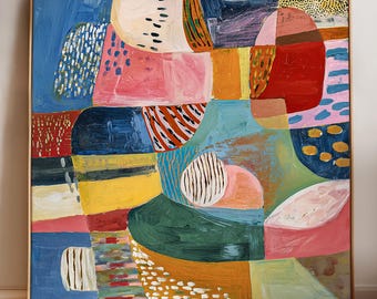 Puede incluir: Una pintura sobre lienzo cuadrada que presenta una composición abstracta de formas orgánicas y bloques de color que incluyen azul, rojo, amarillo, rosa y verde. La obra incorpora varias texturas, patrones y líneas dentro de las secciones.