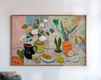 Puede incluir: Un cuadro horizontal enmarcado que representa un bodegón con varios jarrones, cuencos y plantas en macetas sobre una mesa con un mantel de puntos blancos y negros. La obra presenta una paleta de colores pastel suaves en tonos rosa, verde y naranja.