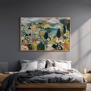 Puede incluir: Un cuadro de paisaje rectangular en un marco de madera clara que muestra una escena vibrante de colinas onduladas, un lago azul central y un primer plano denso lleno de diversas flores, arbustos y &aacute;rboles estilizados en tonos verdes, naranjas y blancos.