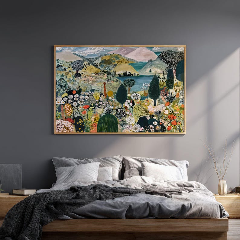 Puede incluir: Un cuadro de paisaje rectangular en un marco de madera clara que muestra una escena vibrante de colinas onduladas, un lago azul central y un primer plano denso lleno de diversas flores, arbustos y &aacute;rboles estilizados en tonos verdes, naranjas y blancos.