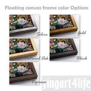 Puede incluir: Cinco opciones de color para marcos flotantes de lienzo etiquetadas como Silver, Gold, Natural Oak, Black y Espresso. Cada marco muestra una impresi&oacute;n de arte floral con una flor rosa claro, tallos naranjas y flores blancas sobre fondo verde.
