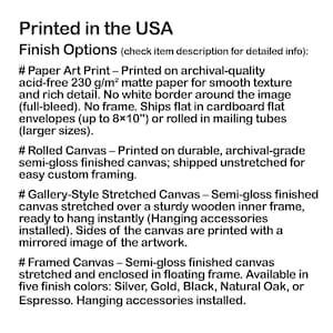 Puede incluir: Un documento de texto negro titulado Printed in the USA que enumera opciones de acabado para obras de arte, incluyendo impresi&oacute;n en papel mate de 230 g/m2, lienzo enrollado, lienzo estirado sobre marco de madera y lienzo enmarcado.