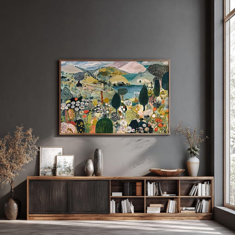 Puede incluir: Un cuadro de paisaje rectangular en un marco de madera fina que presenta una escena estilizada de colinas onduladas, un lago azul central y densos grupos de flores y &aacute;rboles coloridos en tonos verdes, naranjas, amarillos y blancos.