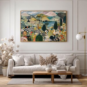 Puede incluir: Un cuadro de paisaje rectangular en un marco de madera que presenta una escena vibrante y estilizada de colinas onduladas, un cuerpo de agua central y densos grupos de flores, &aacute;rboles y follaje coloridos en tonos verdes, naranjas y blancos.