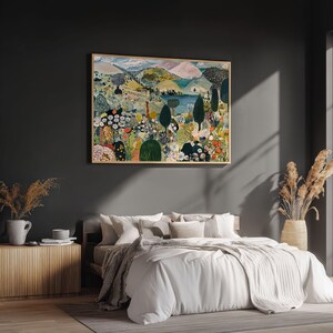 Puede incluir: Un cuadro de paisaje rectangular en un marco de madera clara que presenta una escena vibrante de colinas onduladas, un lago azul central y un primer plano denso lleno de diversas flores coloridas, arbustos y &aacute;rboles verde oscuro bajo un cielo suave.