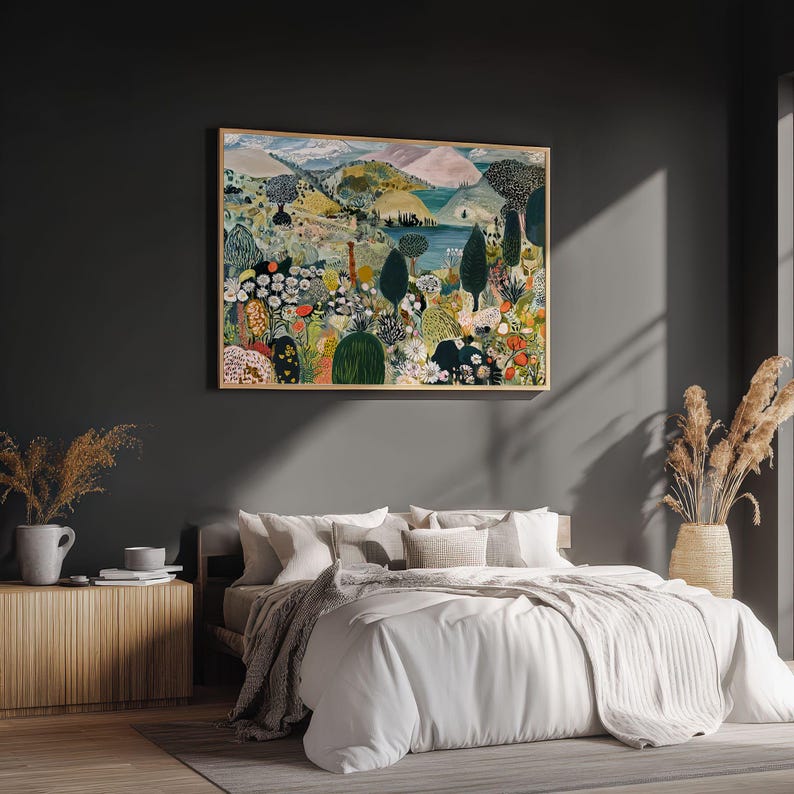 Puede incluir: Un cuadro de paisaje rectangular en un marco de madera clara que presenta una escena vibrante de colinas onduladas, un lago azul central y un primer plano denso lleno de diversas flores coloridas, arbustos y &aacute;rboles verde oscuro bajo un cielo suave.