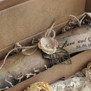 Invitación de boda con pergamino dorado en caja; boda vintage, invitación nupcial, carta con pergamino, invitación con pergamino, carta de amor