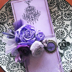 Tarjeta de mesa, Lilac Passion; Tarjeta de mesa Shabby Chic, Tarjeta en mal estado, Tarjeta de mesa angustiada, Tarjeta de mesa envejecida, Papelería para bodas, Boda vintage