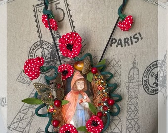 Collier en tissu brodé "Le chaperon rouge", contes, idée cadeau, Noel, cadeau Noel, tissu, bijoux originaux, anniversaire, coquelicots
