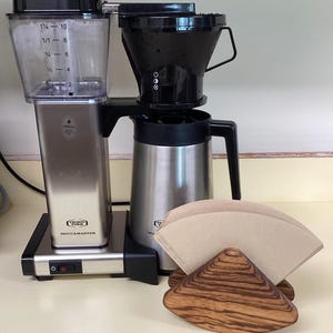 Portafiltros para verter sobre el café Moccamaster de madera de cebra Rocker