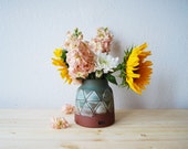 Blaue Vase mit weißen Dreiecke