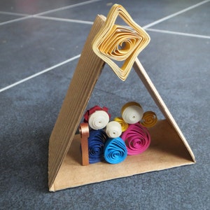 Presepe in miniatura fatto a mano con tecnica quilling, unico nel suo genere, con una capanna di carta e una stella! Tutto in carta!