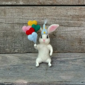 Cadeau d'anniversaire feutrée lapin Petit lièvre blanc Lapin en laine Chapeau de fête lapin de la Saint-Valentin Cadeau animal Saint-Valentin feutrée Poupée d'art