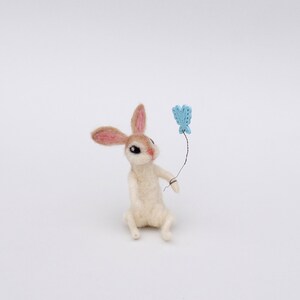 Lapin feutré à l'aiguille Lapin papillon Laine lièvre Lapin blanc Miniature feutrée Petit animal cadeau bio Sculpture animal Waldorf en feutre aiguilleté