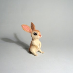 Weisses Häschen Minikaninchen gefilzt HaseTiny Tier Wollkaninchen Wollfilzkaninchen Nadelfilztier Osterhase Biogeschenk Puppenhaus