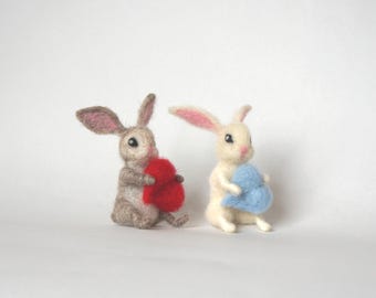 Filcowa Miniaturowa Lalka Walentynkowa, Króliczek Walentynkowy, Czerwone Serce, Zakochany Króliczek, Biały Króliczek, Domek dla Lalek, Wełniana Zabawka Króliczek, Filcowy Las