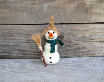 Felt Snowman Christmas ornament Winter figurine Xmas decoration straw hat Felted miniature snowman Hanging Woolen ornament Dollhouse