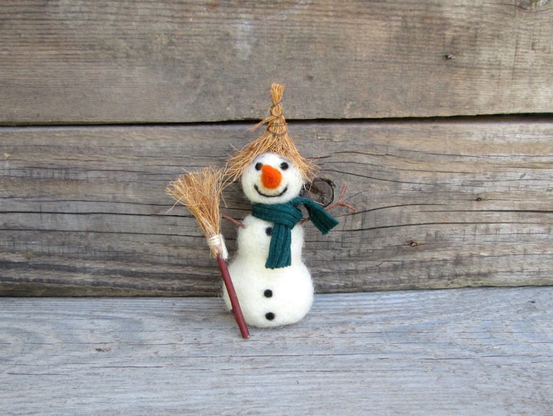 Felt Snowman Christmas ornament Winter figurine Xmas decoration straw hat Felted miniature snowman Hanging Woolen ornament Dollhouse