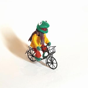 手作りの緑色のカエルのアートドール、ニードルフェルトで作られたポーズ可能なキャラクター、職人コレクターへのギフト、スーツを着たミニチュアのフェルト製カエル、ポップカルチャーの装飾