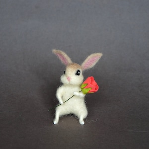 Gefilzte Miniaturhase weiß bunny Blume Tiny Hase Rose Puppenhaus Nadelfilz Minitier Wollkaninchen Waldorfpuppe Nettes Geschenk Sammlerstück