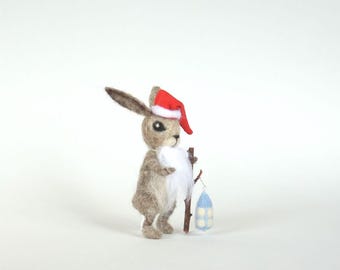 Kunstpop Santa Bunny - kerstkonijn met lantaarn - vilten kerstmanbeeldje - aandenken voor de feestdagen