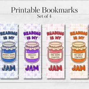 Könnte beinhalten: Set aus vier bedruckbaren Lesezeichen mit dem Text "Reading is my Jam". Jedes Lesezeichen zeigt ein Glas-Design mit den Phrasen: "Books Over Everything", "Endless TBR", "One More Chapter" und "No Shelf Control".