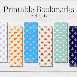 Op de afbeelding: Set van zes bedrukbare bladwijzers met verschillende patronen. Ontwerpen omvatten roze stippen, garnalen, blauwe sterren, rode krabben, witte vissen en witte ankers. De tekst "Printable Bookmarks Set of 6" staat bovenaan.