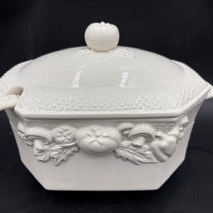 Vintage Soup Tureen - Soup Tureen - Vintage Tureen - White Tureen - Vintage White Tureen - Soup Tureen - Vintage Ceramic Tureen - Tureen