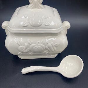 Small Vintage Soup Tureen - Small Soup Tureen - Small Vintage Tureen - White Tureen - Vintage Soup Tureen - Soup Tureen - Vintage Tureen