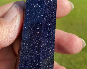 Blauwe zandsteenkristalpunt - hemels sprankelingkristal voor meditatie of cadeau