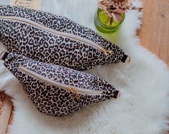Taille L ou XL //Sac banane leopard effet suedine// imprimé animal // Porté épaule - Taille réglable - zip à l'intérieur - pochette