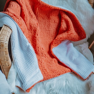 Baby blanket in liberty type fabric and coral sherpa fabric - Nid d&#39;ange