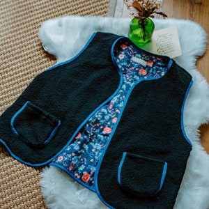 Black / floral sleeveless shepherd vest - Woman - Moumoute - sherpa - Reversible