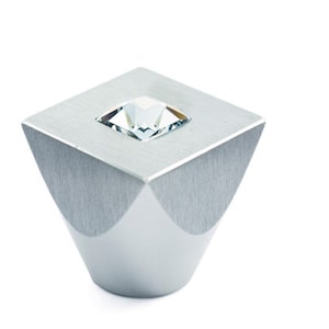 Peut inclure: Un bouton de porte carré en argent avec un cristal transparent au centre.