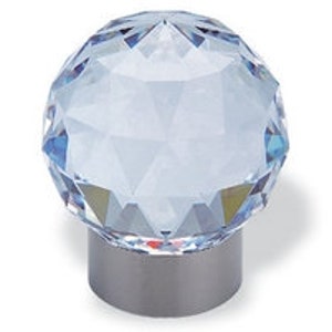 Könnte beinhalten: Ein hellblauer Kristall-Schrankknopf mit silberner Basis.