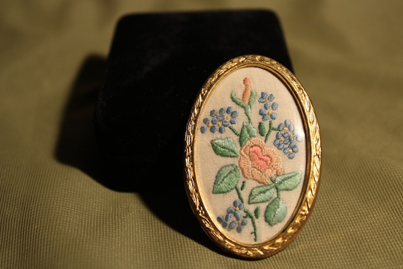 Vintage Embroidered Floral Brooch - 1950's/60's -… - image 1