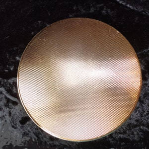 Vintage Gilt Powder Compact with machine turned decoration and push-button for refill - c.1950 -Luscious and useful!