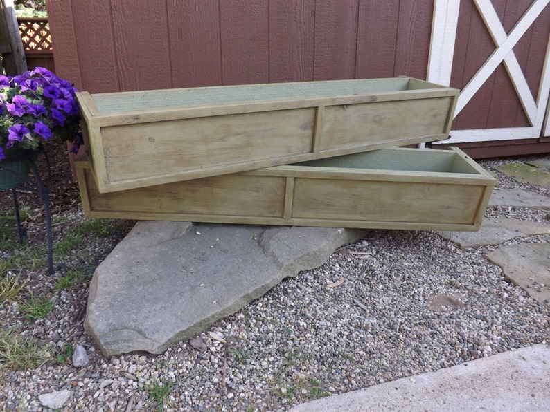 Distressed cedar window box/planter box/flower box/Wood planter box image 3