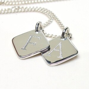 Collar con inicial personalizado, collar con etiqueta de letra, collar para mamá con iniciales de niños, regalo para ella, regalo de Navidad para mamá, regalo para esposa