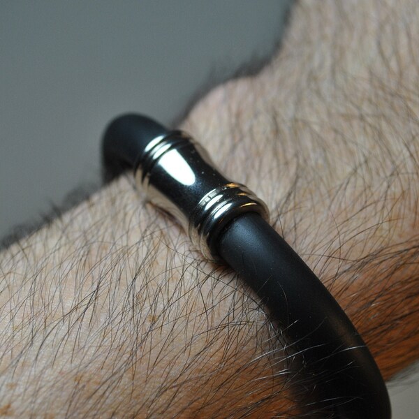 Pulsera de acero de goteo de goma negra con cierre magnético de bayoneta