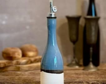 Dispensador de aceite de oliva de cerámica Willow hecho a mano / Botella vertedora de gres azul Riverdrift