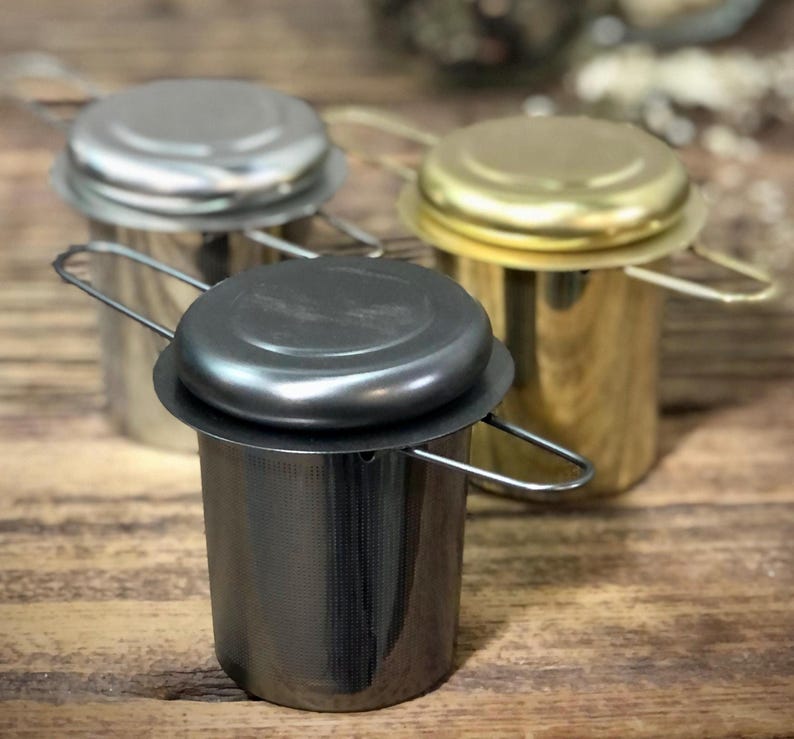 Puede incluir: Tres infusores de t&eacute; con tapas y asas. Los infusores est&aacute;n hechos de acero inoxidable y vienen en plata, oro y negro.