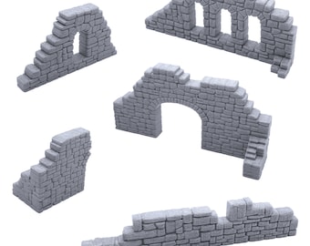 Op de afbeelding: Vijf grijze stenen boog- en muurdelen voor een miniatuur tabletop-spel of modelbouwproject.