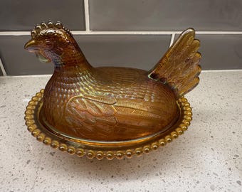 Indiana-Karnevalsglas-Henne auf einem Nest, schillernd goldbernsteinfarben, Vintage 7” HON